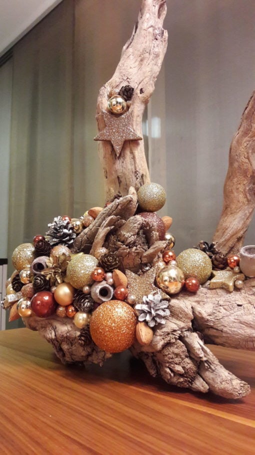 Treibholzgesteck in Gold mit Beleuchtung