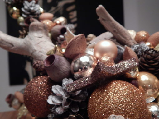 Weihnachtliches Treibholzgesteck.