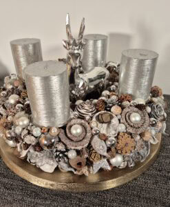 Adventskranz in Silber und Weiss