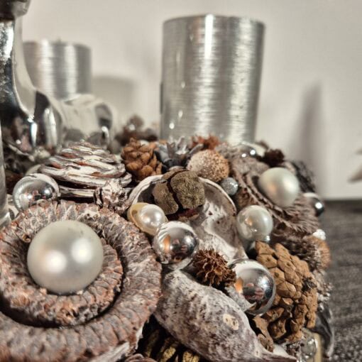 Adventskranz in Silber und Weiss