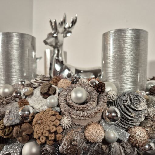 Adventskranz in Silber und Weiss