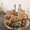 Glitzernder Weihnachtskranz mit goldenen Kerzen und dekorativen Naturmaterialien für festliche Weihnachtsdeko. Perfekt für festliche Stimmung im Zuhause.