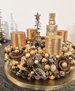 Glitzernder Weihnachtskranz mit goldenen Kerzen und dekorativen Naturmaterialien für festliche Weihnachtsdeko. Perfekt für festliche Stimmung im Zuhause.