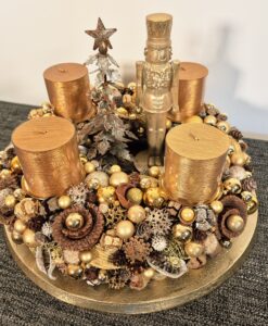 Goldene Adventskranz mit Kerzen, Tannenzweigen und Weihnachtsdekoration, festliche Dekoration für Weihnachten, Weihnachtskranz, festliche Tischdeko, Weihnachtsgeschenk, adventliche Stimmung, Dekoration für Winter & Feiertage, weihnachtliche Tischdeko.