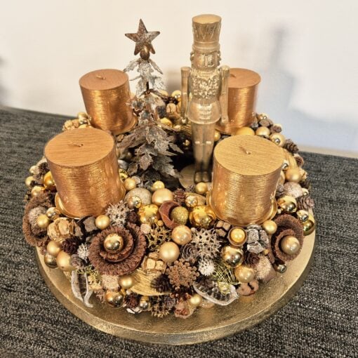 Goldene Adventskranz mit Kerzen, Tannenzweigen und Weihnachtsdekoration, festliche Dekoration für Weihnachten, Weihnachtskranz, festliche Tischdeko, Weihnachtsgeschenk, adventliche Stimmung, Dekoration für Winter & Feiertage, weihnachtliche Tischdeko.
