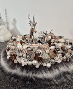 Herrlich prächtiger Adventskranz in klassischem Silber und Weiss mit trendigem Fellbesatz