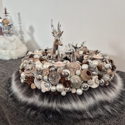 Herrlich prächtiger Adventskranz in klassischem Silber und Weiss mit trendigem Fellbesatz