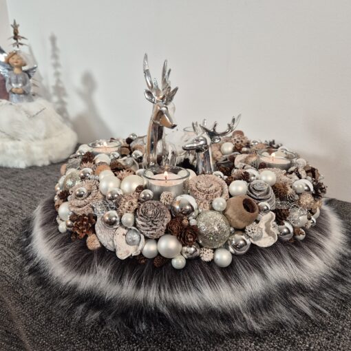 Herrlich prächtiger Adventskranz in klassischem Silber und Weiss mit trendigem Fellbesatz