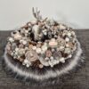Herrlich prächtiger Adventskranz in klassischem Silber und Weiss mit trendigem Fellbesatz