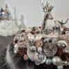 Herrlich prächtiger Adventskranz in klassischem Silber und Weiss mit trendigem Fellbesatz