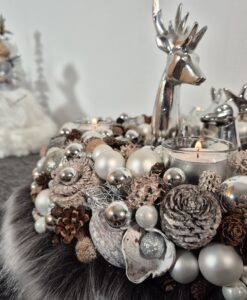 Herrlich prächtiger Adventskranz in klassischem Silber und Weiss mit trendigem Fellbesatz