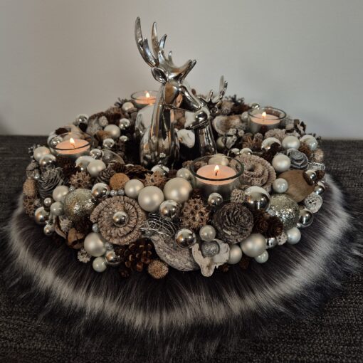 Herrlich prächtiger Adventskranz in klassischem Silber und Weiss mit trendigem Fellbesatz