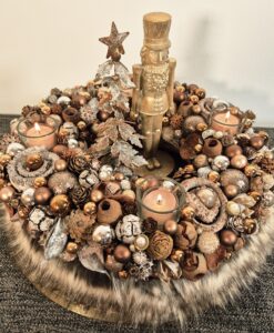 Künstlicher Weihnachtskranz mit Kerzen, Edelsternen, Zapfen und Dekorationsartikeln, festliche Dekoration für Weihnachten, rustikale und elegante Weihnachtsdeko, Weihnachtsfeier, Adventsdeko, festliche Tischdeko.