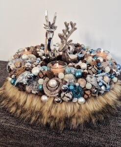 Wieder im Sortiment: Adventskranz in leuchtendem Türkis mit Fellbesatz