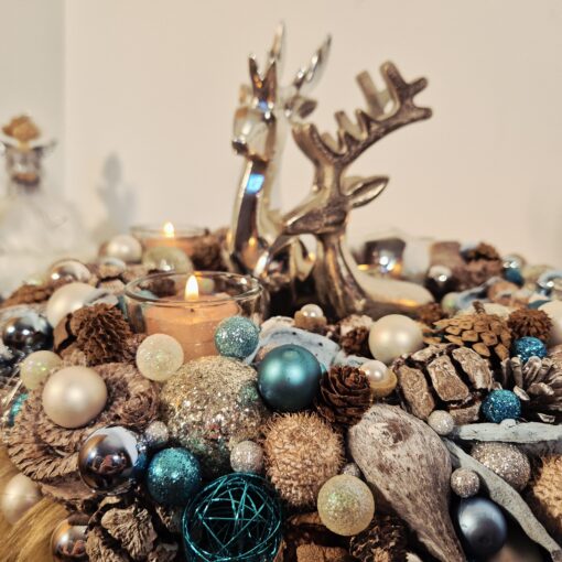 Wieder im Sortiment: Adventskranz in leuchtendem Türkis mit Fellbesatz