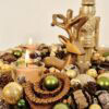 Wunderschöner voller Adventskranz mit Teelichthaltern in Gold und Grün.