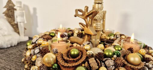 Wunderschöner voller Adventskranz mit Teelichthaltern in Gold und Grün.