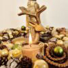 Wunderschöner voller Adventskranz mit Teelichthaltern in Gold und Grün.