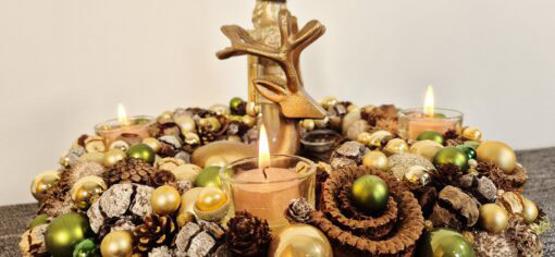 Wunderschöner voller Adventskranz mit Teelichthaltern in Gold und Grün.