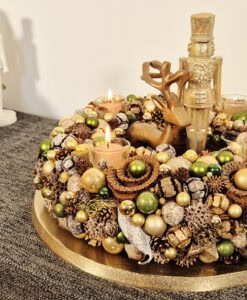 Wunderschöner voller Adventskranz mit Teelichthaltern in Gold und Grün.