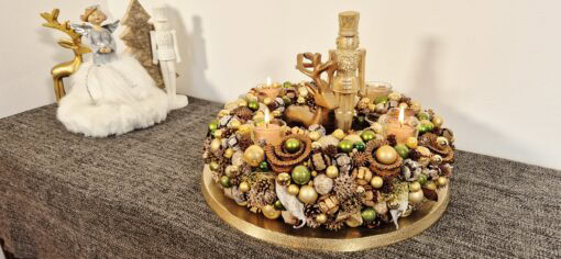 Wunderschöner voller Adventskranz mit Teelichthaltern in Gold und Grün.