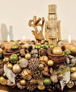Wunderschöner voller Adventskranz mit Teelichthaltern in Gold und Grün.