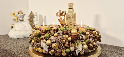 Wunderschöner voller Adventskranz mit Teelichthaltern in Gold und Grün.