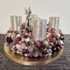 Wunderschöner voller Adventskranz in verschiedenen Mauve- und Lilatönen