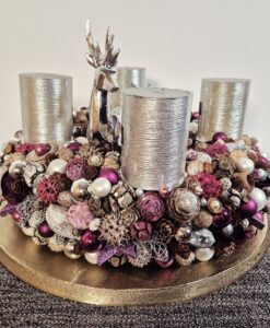 Wunderschöner voller Adventskranz in verschiedenen Mauve- und Lilatönen