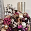 Glitzernder Weihnachtskranz mit Tannenzapfen, dekorativen Kugeln und Kerzenhaltern, perfekt für festliche Weihnachtsdekorationen von Sabines Shop.