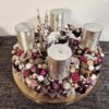 Wunderschöner voller Adventskranz in verschiedenen Mauve- und Lilatönen