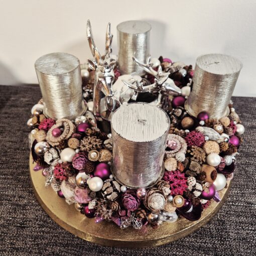 Wunderschöner voller Adventskranz in verschiedenen Mauve- und Lilatönen