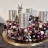 Glitzernde Silberschmuck-Kerzenhalter mit Weihnachtsdeko, ideal für festliche Adventsdekorationen, silberne Kerzen, Tannenzapfen, Kugeln, und Christbaumschmuck im eleganten festlichen Stil.