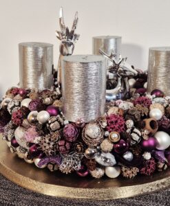 Glitzernde Silberschmuck-Kerzenhalter mit Weihnachtsdeko, ideal für festliche Adventsdekorationen, silberne Kerzen, Tannenzapfen, Kugeln, und Christbaumschmuck im eleganten festlichen Stil.
