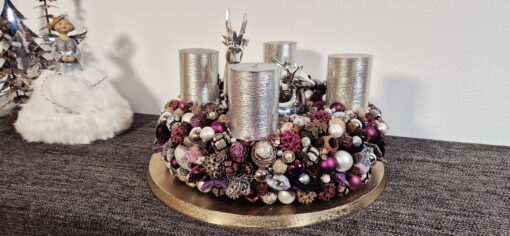 Glitzernde Silberschmuck-Kerzenhalter mit Weihnachtsdeko, ideal für festliche Adventsdekorationen, silberne Kerzen, Tannenzapfen, Kugeln, und Christbaumschmuck im eleganten festlichen Stil.