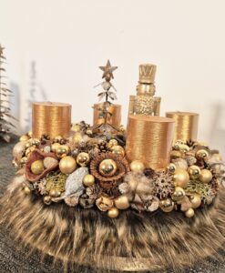 Sonnendeck, adventskranz, goldene Kerzen, festliche Weihnachtsdekoration, warme Weihnachtsstimmung, goldene Weihnachten, festliche Tischdeko, Weihnachtsarrangement, kreative Adventsdekoration, Weihnachtsaccessoires.
