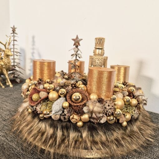Sonnendeck, adventskranz, goldene Kerzen, festliche Weihnachtsdekoration, warme Weihnachtsstimmung, goldene Weihnachten, festliche Tischdeko, Weihnachtsarrangement, kreative Adventsdekoration, Weihnachtsaccessoires.