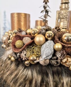 Fantasievoller Adventskranz mit goldenen Weihnachtskugeln, Tannenzapfen, Trockenblumen und Kerzen, festliche Weihnachtsdekoration in warmen Gold- und Braunönen, ideal für festliche Tischgestaltung.