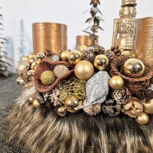 Fantasievoller Adventskranz mit goldenen Weihnachtskugeln, Tannenzapfen, Trockenblumen und Kerzen, festliche Weihnachtsdekoration in warmen Gold- und Braunönen, ideal für festliche Tischgestaltung.
