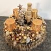 Filname: weihnachtliche-dekoration-mit-kerzen-und-naturmaterialien.jpg.