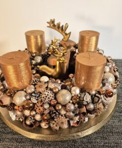 Adventskranz in warmen Bronzetönen