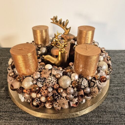 Adventskranz in warmen Bronzetönen