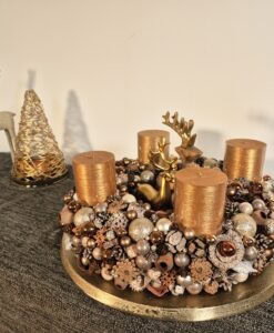 Adventskranz in warmen Bronzetönen