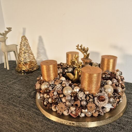 Adventskranz in warmen Bronzetönen
