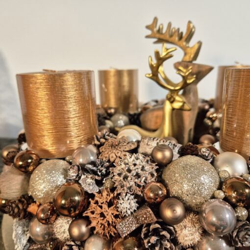 Adventskranz in warmen Bronzetönen