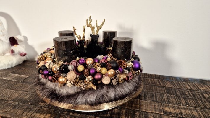 Black Purple Kranz mit Goldtönen