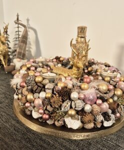 Funkelnder Weihnachtskranz mit goldenen Deko-Elementen, Kerzen, Tieren und natürlichen Materialien, perfekt für festliche Season und weihnachtliche Dekorationen.