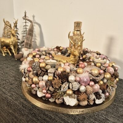 Funkelnder Weihnachtskranz mit goldenen Deko-Elementen, Kerzen, Tieren und natürlichen Materialien, perfekt für festliche Season und weihnachtliche Dekorationen.