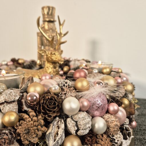 Herrlicher voller Adventskranz in rosa, gold und gedecktem weiss