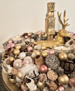 Herrlicher voller Adventskranz in rosa, gold und gedecktem weiss